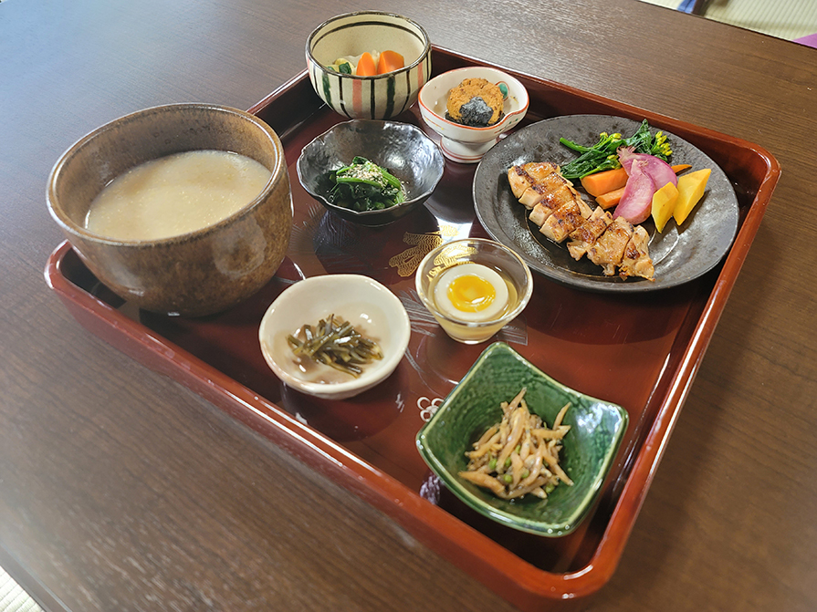 発芽玄米のお粥＆小鉢と鶏モモ肉の煎茶コンフィ(味噌)
